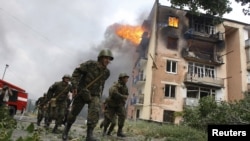 ქართველი ჯარისკაცები გორში, რუსეთის შეიარაღებული ძალების მიერ ქალაქის დაბომბვის შემდეგ. 2008 წლის 9 აგვისტო