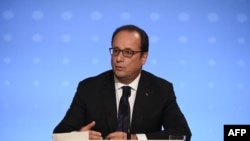 Президент Франции Франсуа Олланд выступает на пресс-конференции по итогам встречи "нормандской четверки"