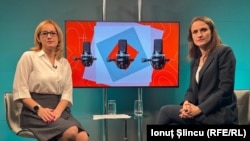Oana Țoiu (în dreapta) în studioul Europei Libere România, la 30 octombrie 2025.