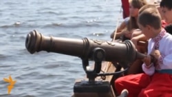 У Черкасах Дніпром мандрувала козацька чайка У Черкасах Дніпром мандрувала козацька чайка