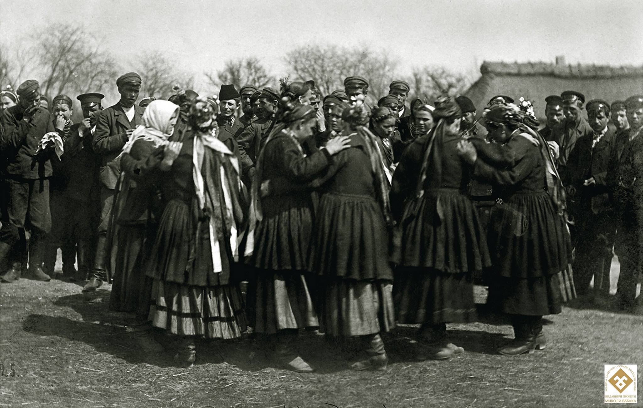 Продовжіть давню приспівку до танцю: «На городі калюжа, Чогось мила недужа. Як музики почує, …*»