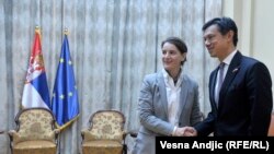 Hojt Brajan Ji, bivši pomoćnik američkog državnog sekretara, prilikom susreta sa Anom Brnabić, premijerkom Srbije, 24. oktobra 2017. u Beogradu. U vreme te posete Hojt je izrazio i zabrinutost zbog centra u Nišu.