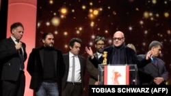 Italijanski režiser Gianfranco Rosi osvojio Zlatnog medvjeda na 66. Berlinaleu, 20. februar 2016.