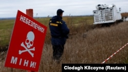 У ДСНС наголосили, що в разі виявленні підозрілого предмета, не можна наближатися до нього чи торкатися його, потрібно викликати рятувальників