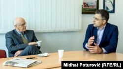 'U Skupštini je jedna grupa poslanika na čelu sa Crnogorcem, a velikosrbinom, Batrićem Jovanovićem, stalno napadala Albance i stanje na Kosovu.' (Fotografija: Dizdarević i Štavljanin tokom intervjua)