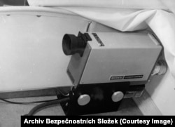 კამერა საბავშვო ეტლის წინა კუთხეში არის მოთავსებული.