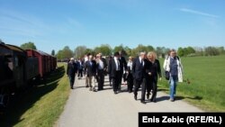 Kolona prolazi pored vagona u kojima se nekad vozilo logoraše, Jasenovac, 16. travnja 2016, foto: Enis Zebić