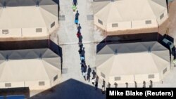 Deca migranata, od koje je većina nasilno odvojena od roditelja, u jednom od sabirnih centara u SAD