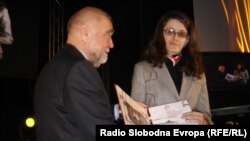 Melisa Ismičić prima nagradu