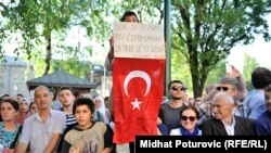 Ljudi čekaju da vide Erdogana tokom njegove posjete BiH, Sarajevo, maj 2015.