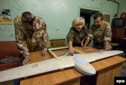 Волонтери збирають безпілотник для української армії. Маріуполь, серпень 2015 року