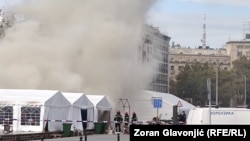 Vatrogasci gase požar u šatorskom naselju "Ćacilend" ispred Skupštine Srbije, 22. oktobar 2025.