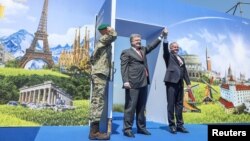 Ukrainian President Petro Poroshenko (left) met with Slovak his counterpart, Andrej Kiska, on the Slovak-Ukrainian border on June 11, opening a symbolic "door to the EU."