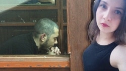 "როცა გალინამ ოთახიდან გასვლა დააპირა და ზურგით შეტრიალდა, თემურმა აიღო ოთახის კართან მდგარი ერთლიტრიანი ბოთლი, რომელშიც ესხა დიზელი"...