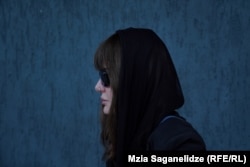 ანასტასია პირველი - კესარია აბრამიძის მეგობარი, სარიტუალო დარბაზთან. ფოტო გადაღებულია 2024 წლის 19 სექტემბერს.