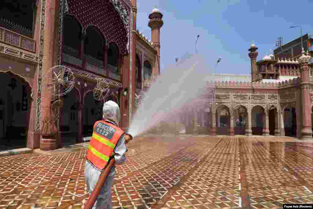 Zbog pandemije korona virusa, ovaj radnik u Pešavaru dezinficirao je džamiju, Pakistan, 13. april.