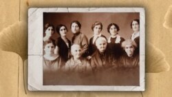 ქართველი მწერალი ქალები: სხედან: ანა ხახუტაშვილი, ანა თუმანიშვილი–წერეთელი, ეკატერინე გაბაშვილი, ეკატერინე მესხი. დგანან ანა ღვინიაშვილი, მარიჯანი, დარია ახვლედიანი, საფო მგელაძე, ნინო ტყეშელაშვილი, ლიდია მეგრელიძე... ფოტოგრაფი: ევტიხი ჟვანია