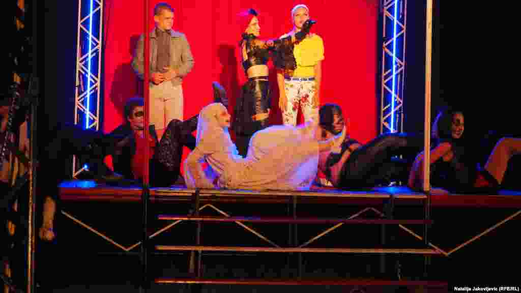 Komad Edena fon Horvata (Ödön von Horváth), pisca mađarskog porekla koji je dvadesetih i tridesetih godina dvadesetog veka pisao na nemačkom jeziku, klasično je delo koje je na listama lektira u Nemačkoj i Austriji. Radnja je smeštena na festival Oktoberfest 1930. godine i prati ljubavni par čija se veza raspada usred društvenih okolnosti - Kazimira i Karolinu. Komad "Kazimir i Karolina" prvi put je bio zabranjen, kada pozorište na nemačkom jeziku u januaru 1933. godine nije smelo da odigra tu predstavu, a tekst komada bio je i među zapaljenim knjigama u maju 1933. godine na trgovima u Berlinu.