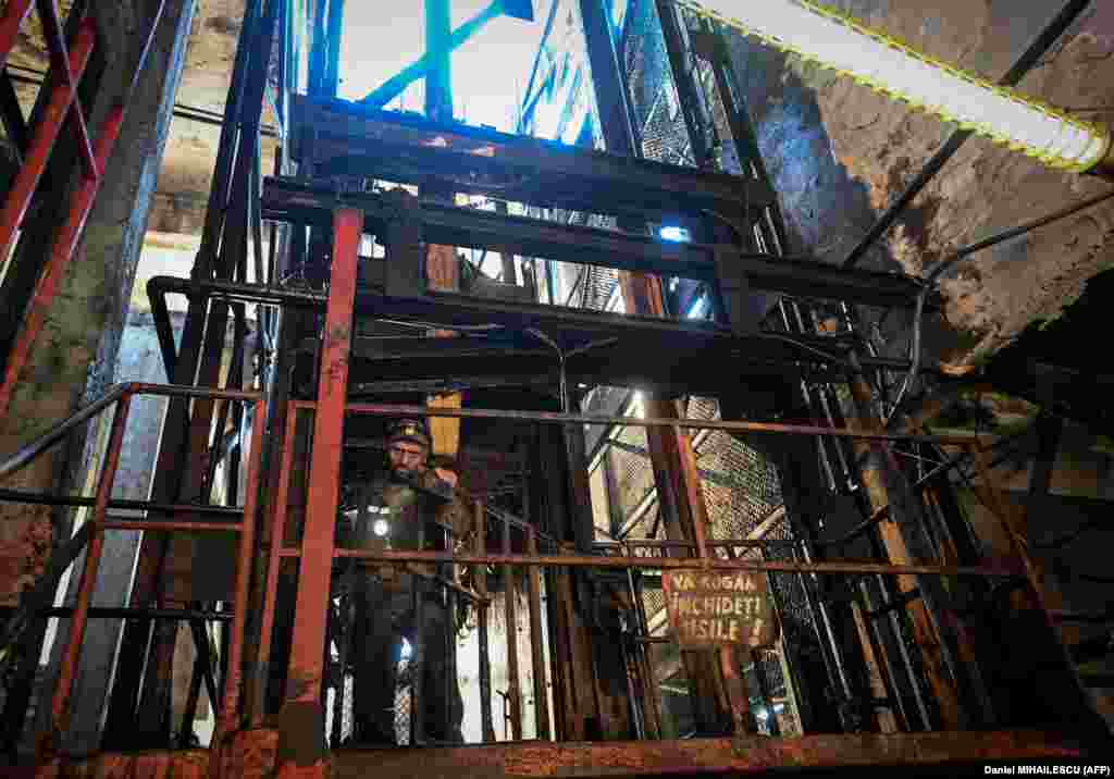 Rudar izlazi iz lifta. Ovim činom završava svoju smjenu.