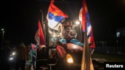 Scena sa protestne šetnje od Novog Pazara na putu ka Novom Sadu zbog kobnog urušavanja nadstrešnice željezničke stanice u Novom Sadu u novembru 2024. godine, u kojem je poginulo 16 ljudi, što je izazvalo optužbe širom zemlje, blizina Obrenovca u Srbiji, 27. oktobar 2025.