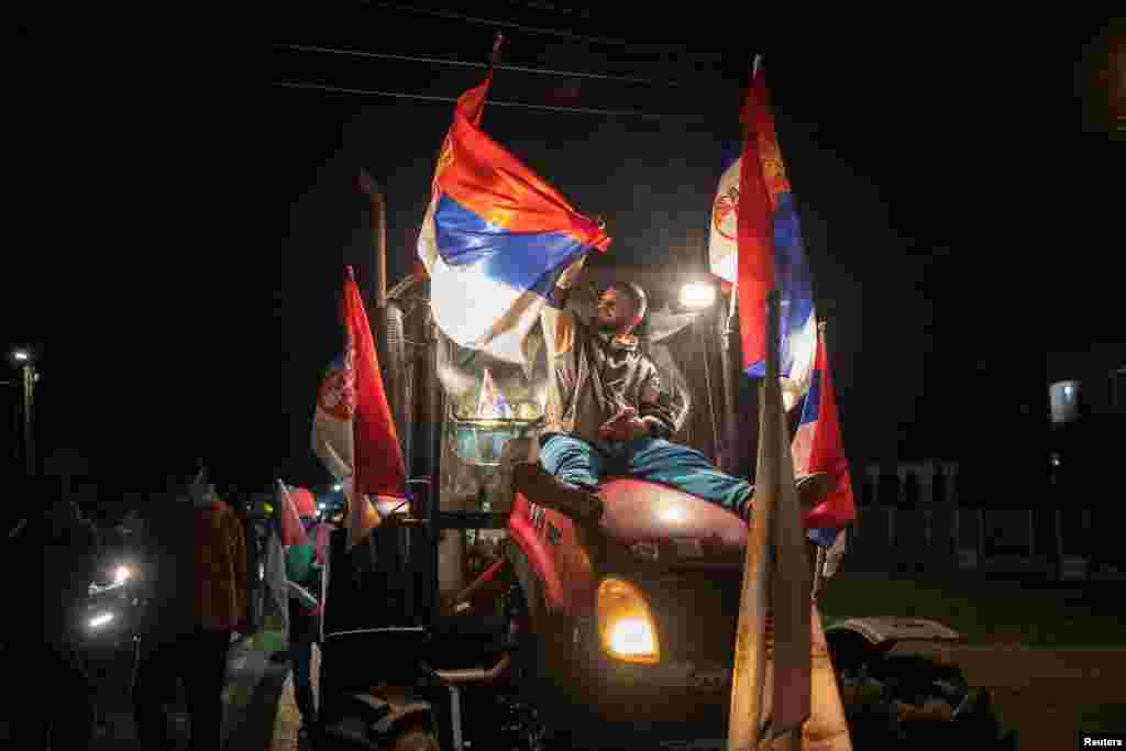 Az újvidéki tragédia után kirobbant tiltakozásokat eleinte diákok vezették, de később a szerb gazdák is csatlakoztak hozzájuk. A Novi Pazarból induló meneten is számos tüntető traktorral csatlakozott hozzájuk október 27-én