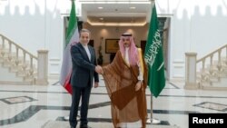 Iranski ministar spoljnih poslova Abas Arakči (lijevo) i njegov saudijski kolega, princ Faisal bin Farhan Al Saud, u Džedi, 10. maja 2025.