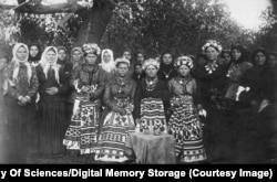 Женщины и девушки, вероятно, одетые для празднования свадьбы, в Павлоградском уезде Украины в 1909 году