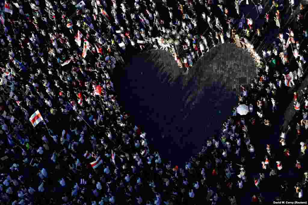 Bjelorusi koji žive u Češkoj su 16. avgusta, zajedno sa svojim pristalicama, okupili kako bi formirali "ljudsko srce" tokom protesta u Pragu u znak solidarnosti i podrške antivladinim demonstrantima u Bjelorusiji. 
