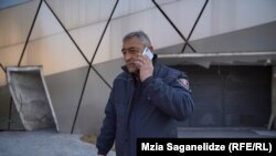 დაცვის პოლიციის თანამშრომელი ესაუბრება საქმის გამომძიებელს