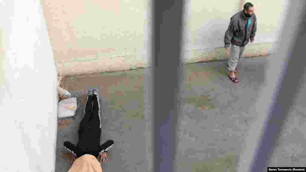 Zatvorenik vježba u dvorištu zatvora u gradu Hasaka, 11. siječnja 2020. "Želimo znati kakva je naša sudbina", kazao je Reutersu Mahmoud Mohammad, borac "Islamske države" iz Sirije, kojeg kurdske snage drže u zatvoru u blizini Hasakija, južno od Kamišlija.