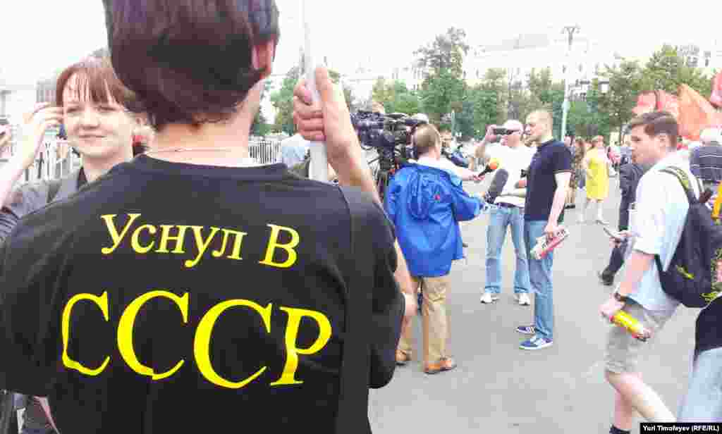 Сергей Удальцов (на заднем плане) собирается блокировать Думу в день рассмотрения протокола о присоединении России к Всемирной торговой организации. 