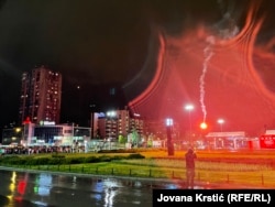 Kada su učesnici skupa stigli do Žlezničke stanice, ispaljeno je 16 signalnih raketa, za svaku žrtvu po jedna, Novi Sad 1. april 2025.