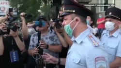 Полицейские угрожают хабаровчанам Полицейские угрожают хабаровчанам