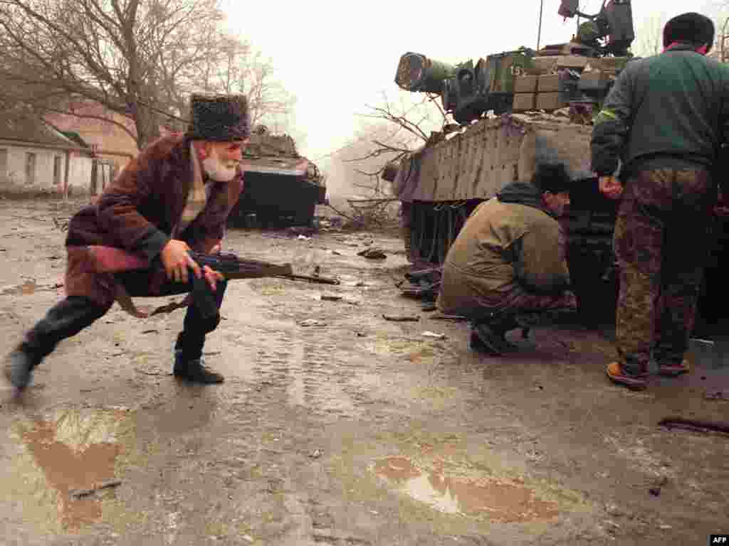 Грозный. Повстанцы прячутся за подбитым танком, 1 января 1995