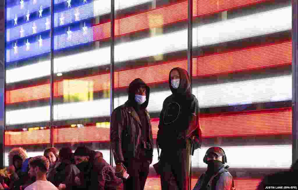 Njujorčani gledaju objavljivanje izbornih rezultata, Times Square