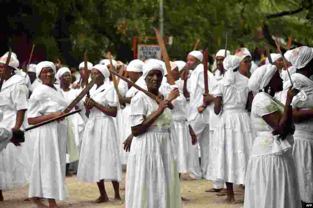 А на Гаїті Великдень – зовсім не Великдень. З часів колонізації європейці насильно обертали рабів, привезених із Африки, з вуду до християнства. Але африканці підлаштували більшість релігійних ритуалів під католицькі святкування, зумівши зберегти давні традиції. На сьогодні приблизно 50% населення країни сповідує вуду, тому на Великдень проводять зовсім нехристиянські меси