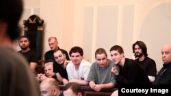 ჯგუფური ძალადობის ბრალდებით დაკავებული დემონსტრანტები. ფოტო გადაღებულია 2025 წლის 7 მაისს.