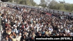 په جنوبي وزیرستان کې د پاکستانیو پوځي عملیاتو پرمهال د ړنګ کورونو اغېزمن وګړي په ټانک کې پر احتجاج دي