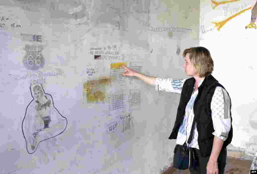 Бывший голландский миротворец, посетившая старую базу возле Сребреницы в 2007 году. Календарь, нарисованный от руки, датируется 1994-1995 годами. В июле 1995 года около восьми тысяч мусульман, мужчин и мальчиков, были убиты в городе и его окрестностях после того, как действовавшие под эгидой ООН миротворцы из Нидерландов не сумели предотвратить захват Сребреницы силами боснийских сербов.