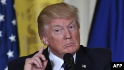 Президент США Дональд Трамп во время пресс-конференции с генеральным секретарем НАТО Йенсом Столтенбергом 12 апреля