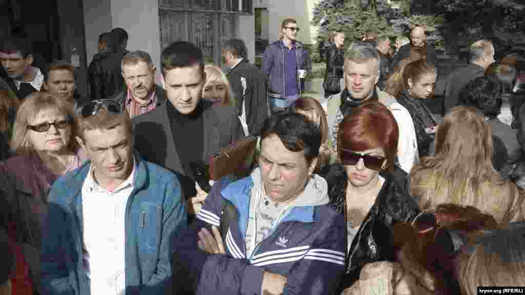 В Симферополе у здания городского совета несколько десятков риелторов провели митинг из-за «отсутствия нормальных условий работы», 19 октября 2015
