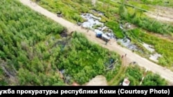 Разлив нефти недалеко от Усинска