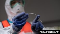 Metoda molekularnih bioloških testova (PCR) testiranja sa 98 do 99 posto tačnosti pokazuje aktivno prisustvo nekog virusa, pa i SARS-CoV-2