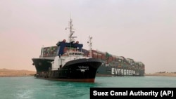 Через Суецький канал проходить 10 відсотків всієї міжнародної морської торгівлі. Торік через нього пройшло близько 19 тисяч суден
