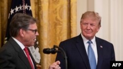 Američki ministar odbrane Rik Peri i predsednik SAD Donald Tramp