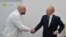 Владимир Путин и Денис Проценко во время посещения больницы для пациентов с ковидом. Март 2020 года