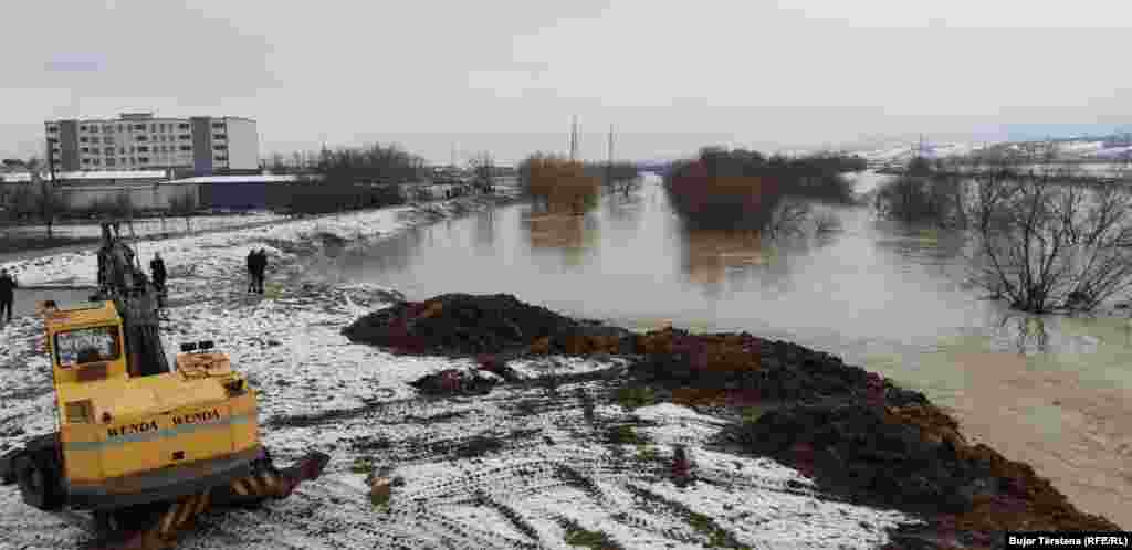 Komuna e Vushtrrisë njoftoi se banorët e evakuar, pas daljes nga shtrati të Lumit Sitnica, do të vendosen përkohësisht në një shkollë të qytetit.