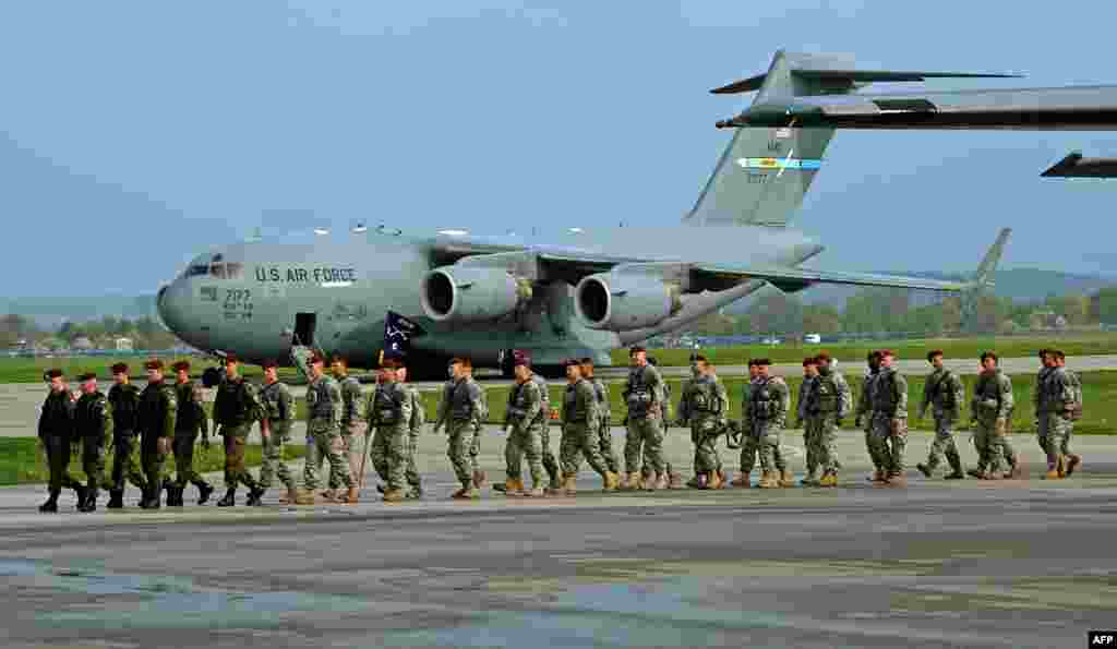 Польща – Перші американські військові, які прибули у аеропорт Свідвин, 23 квітня 2014 року. Раніше Вашингтон заявив, що відправляє 600 військовослужбовців для посилення своєї присутності у регіоні.