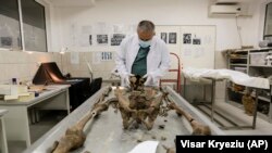 Forenzičar Arsim Gerxhaliu radi na ostacima nestale osobe Priština, april 2020.