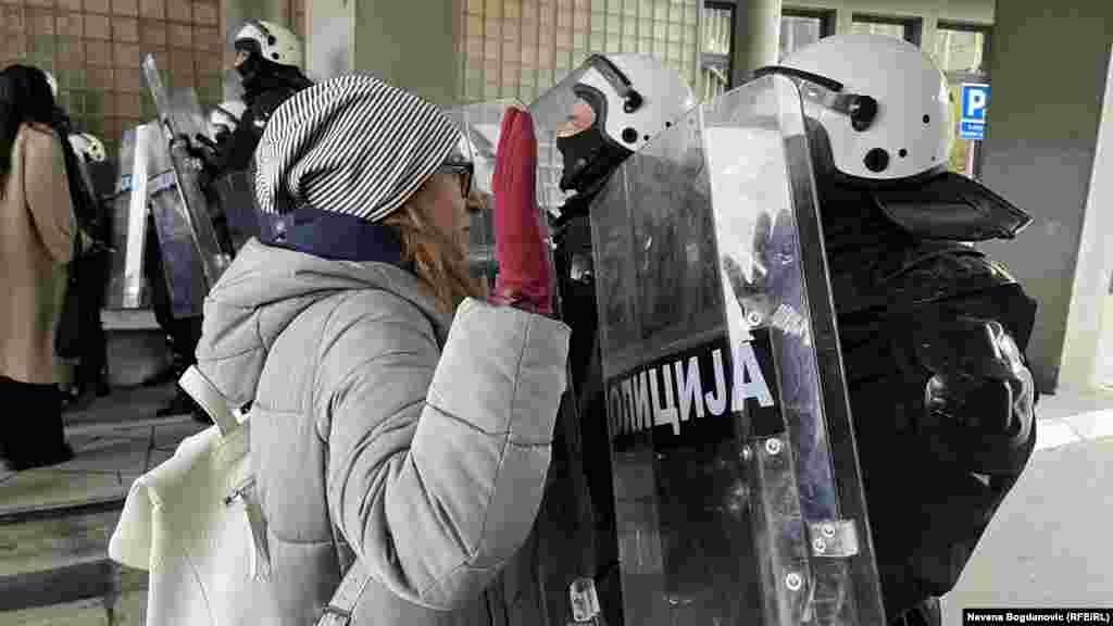 Građani su se okupili ispred Skupštine tražeći smenu gradonačelnika Milana Đurića, 3. decembar 2024. 